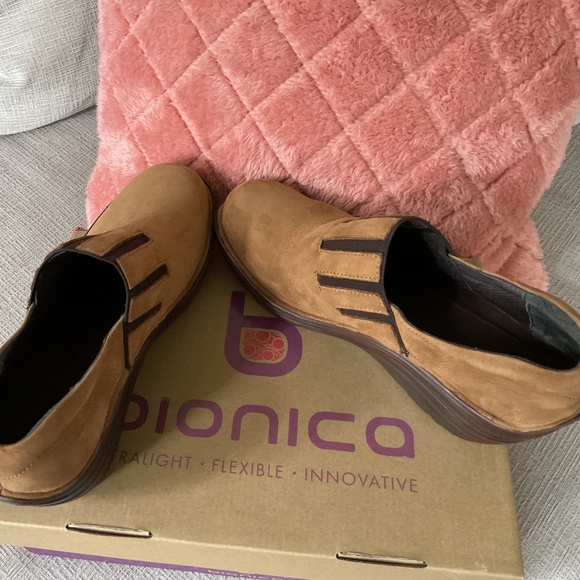 Bionica Size 10 Medium “Coast” Tan Suede Mules with Wedge Heel - Picture 3 of 6